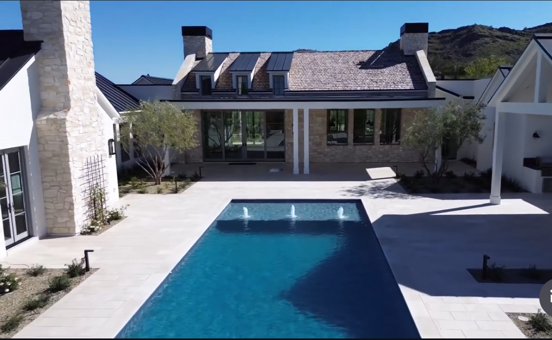 Belmont- Modern house with pool in the middle